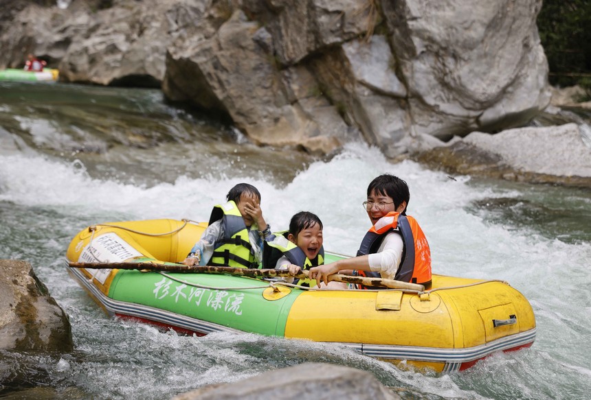 游客在杉木河景區漂流。