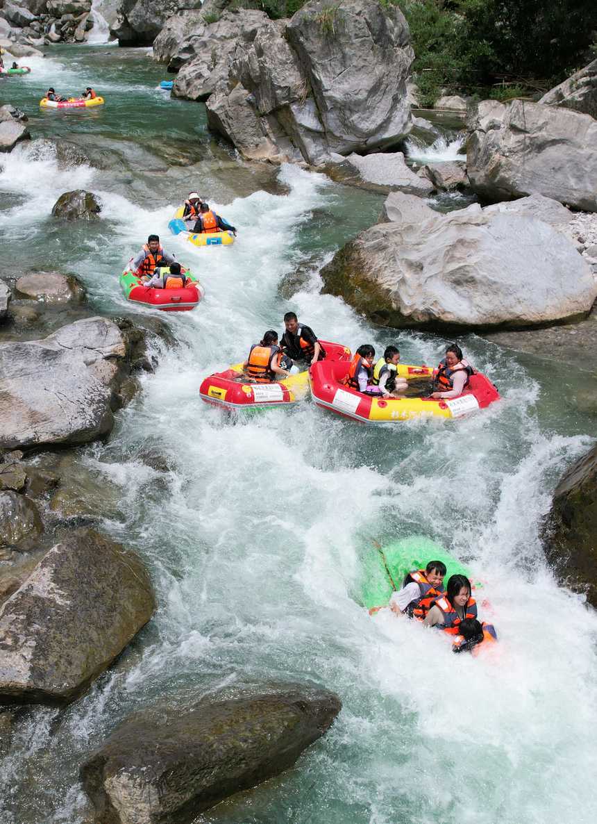 游客在杉木河景區漂流。