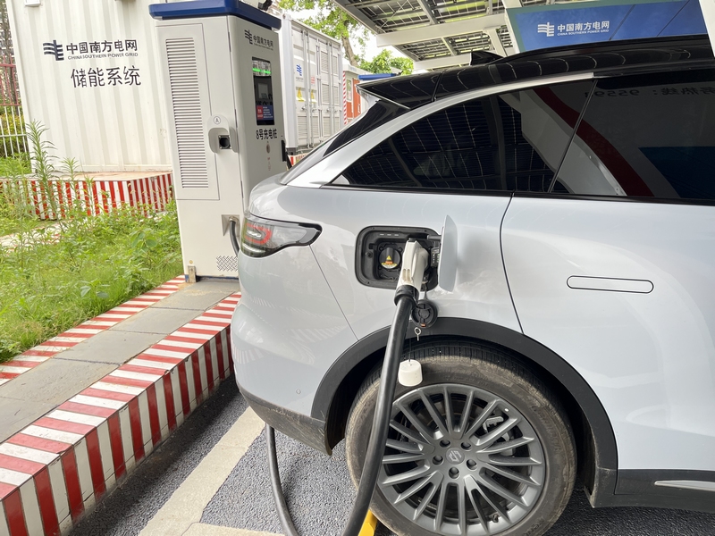 駛入充電的車輛往來不絕。貴州電網有限責任公司電力科學研究院供圖