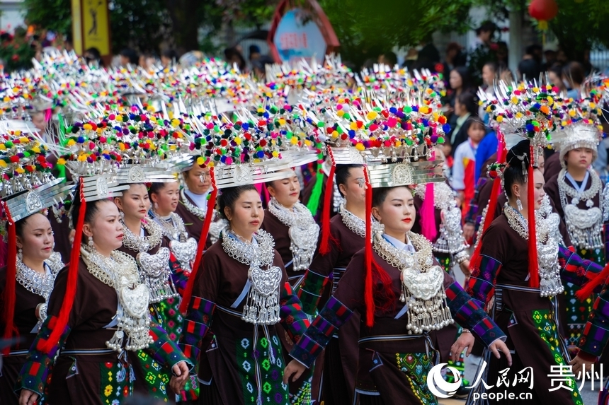 臺江縣苗族同胞盛裝游演慶祝姊妹節。人民網 陽茜攝