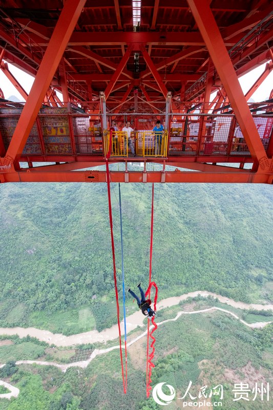 在壩陵河大橋上，游客雷先生縱身一躍，體驗蹦極，感覺極限運動帶來的刺激。人民網記者 翁奇羽攝
