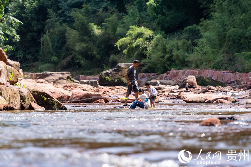 游客在瑪瑙灘內戲水。人民網記者 涂敏攝