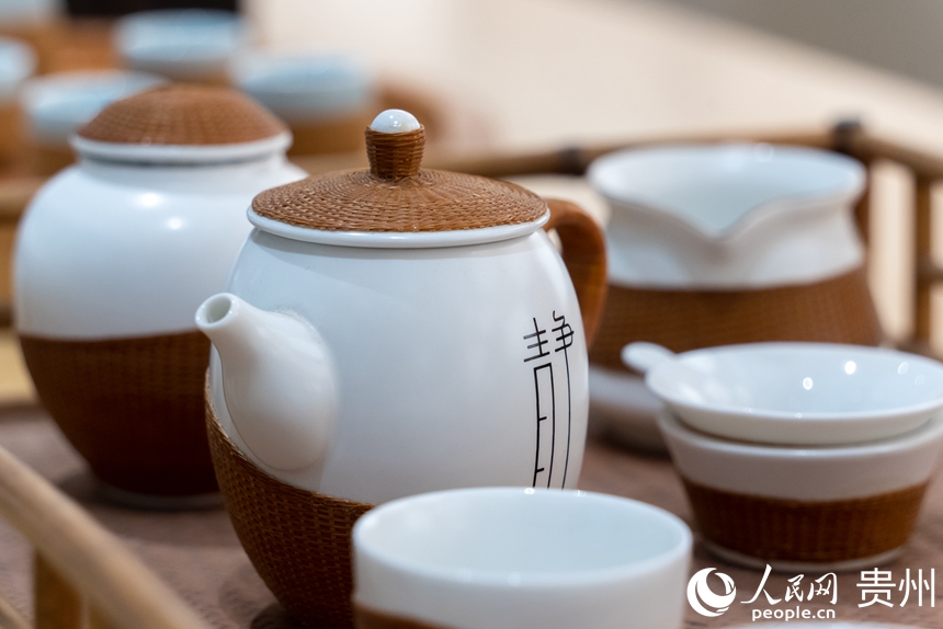 古鎮內展出的竹制茶具。人民網記者 涂敏攝