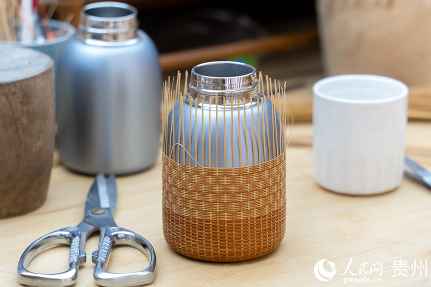 游客體驗竹編制作的半成品。人民網記者 涂敏攝