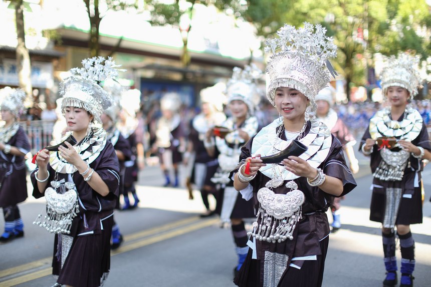7月21日，身著傳統盛裝服飾的群眾在貴州省丹寨縣參加非遺展演巡游。