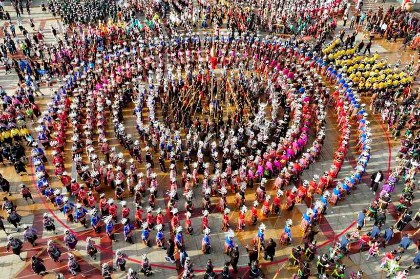 7月21日，身著傳統盛裝服飾的群眾在貴州省丹寨縣參加非遺展演巡游。