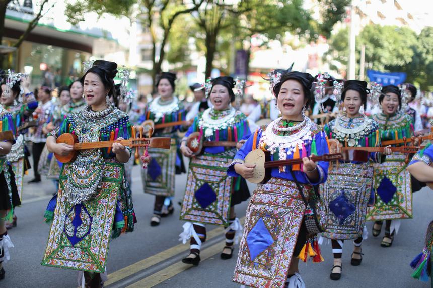 7月21日，貴州省丹寨縣身著傳統盛裝服飾的群眾，在展演國家級非遺項目侗族琵琶歌。