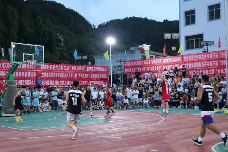 石阡縣龍井鄉第三屆“鄉風文明杯”籃球賽現場，雙方球員上演精彩對決。受訪單位供圖