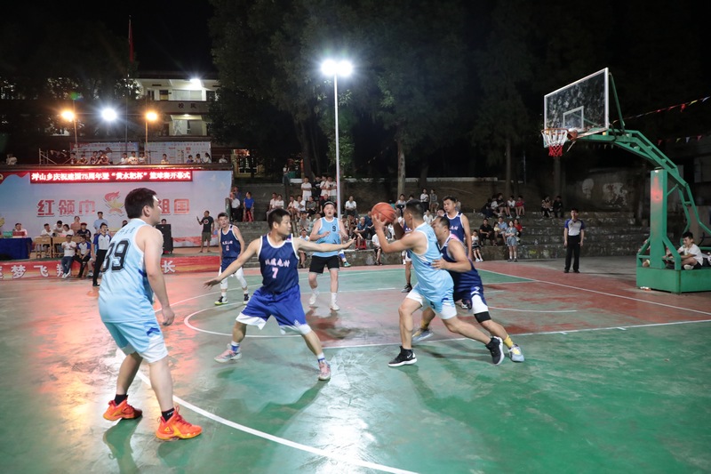 石阡縣坪山鄉“黃水粑杯”籃球賽現場，現場緊張激烈。楊文美攝