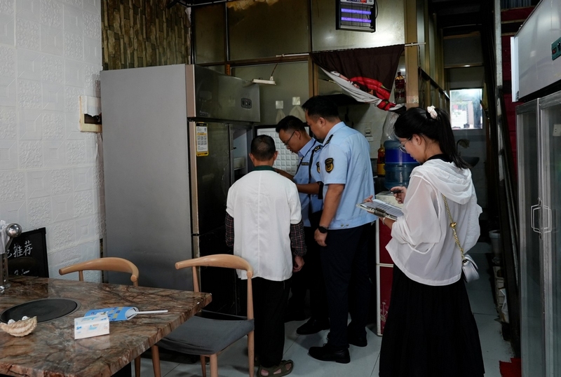 工作人員檢查食品貯存情況。