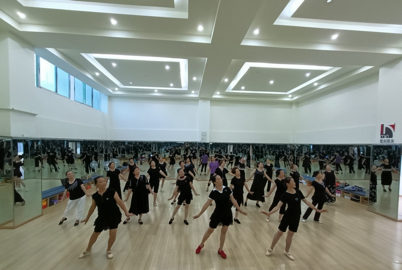 修文縣“壹刻寶文化驛站”暨龍場街道綜合文化站的舞蹈室，通常會響起動聽的音樂，一群志同道合的老年人相聚到這兒，激情澎湃排練旗袍走秀、舞蹈之類的文藝節目 修文縣融媒體中心姜繼恒 攝