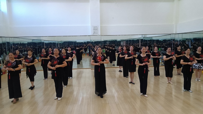 龍場街道知行文藝隊不僅有了固定活動場所，擴大了隊伍，還在文化站專業老師的指導下，打造出一批精品文藝活動品牌 修文縣融媒體中心姜繼恒 攝