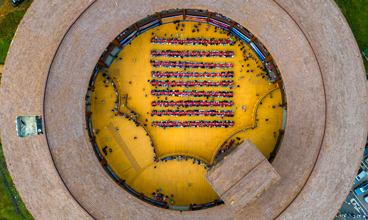 來賓體驗長桌宴。李學友攝