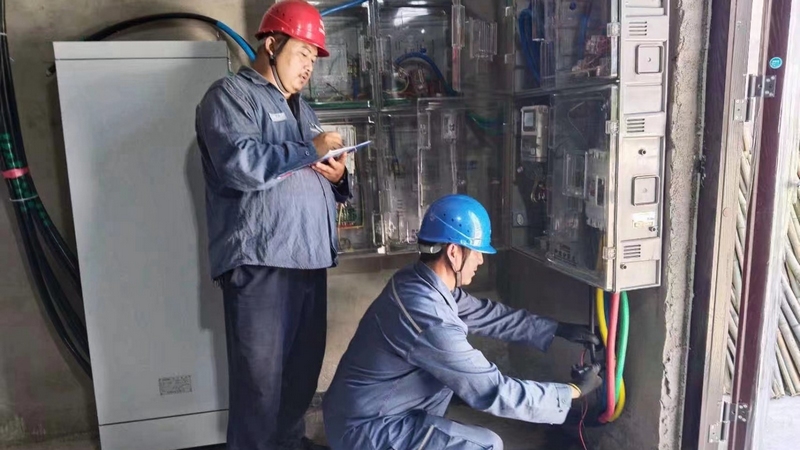 南方電網修文供電局組織服務人員，走進小箐鎮小壩村烤煙種植基地，了解用戶用電需求，對電烤房的用電設備設施、線路進行仔細檢查，排除用電隱患 修文縣供電局羅志勇 攝