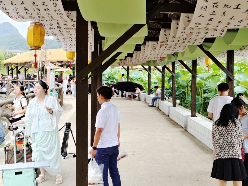 游客們正在荷文化長廊休息。張文霞 攝