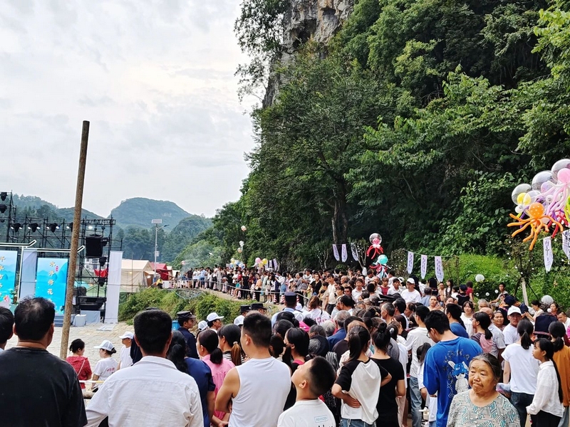 隨著荷花節的開幕，水井村吸引了大量的游客。張文霞 攝