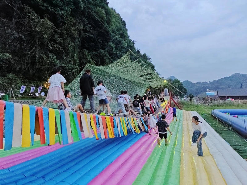 景區內還設置了各式各樣的娛樂設施。張文霞 攝