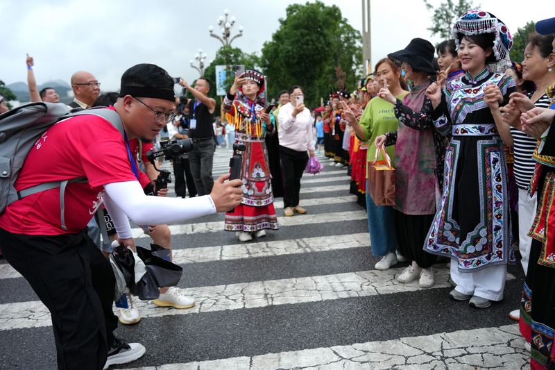 多彩貴州推薦官榜哥在現場拍攝。朱杰攝