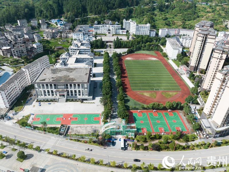 臺江縣民族中學辦學條件越來越完善。人民網 陽茜攝