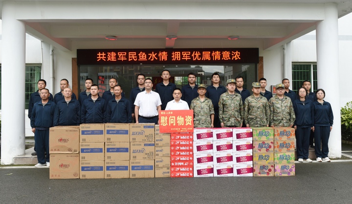 平壩區四大班子領導開展“八一”走訪慰問活動。