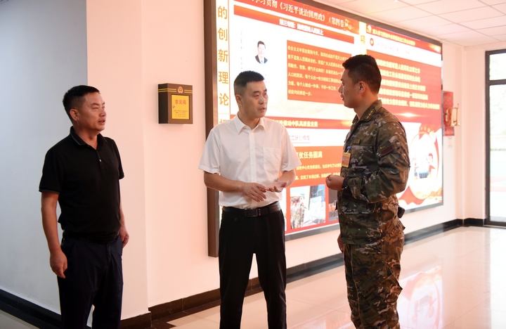 平壩區四大班子領導開展“八一”走訪慰問活動。