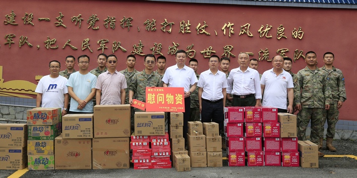 平壩區四大班子領導開展“八一”走訪慰問活動。