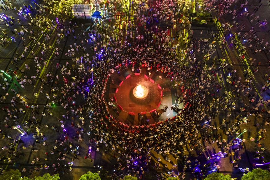 2024年8月1日，貴州省黔西市2024年“好生活 在黔西”避暑旅游季火把節現場（無人機照片）。