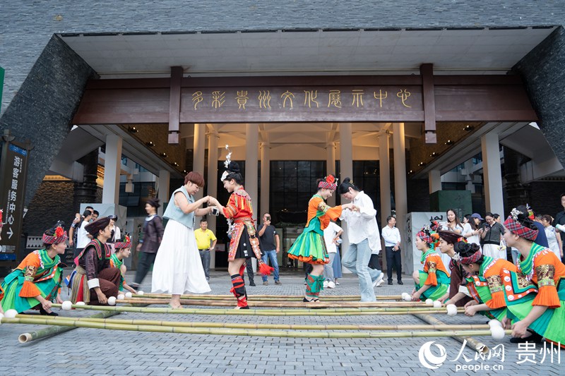 游客體驗少數民族“竹竿舞”。人民網 陽茜攝