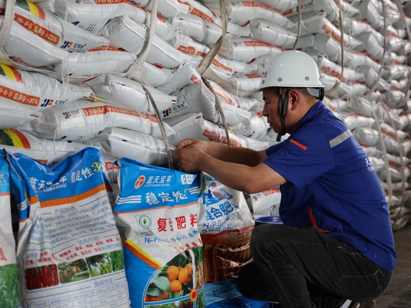 敞亮整潔的倉庫內碼滿了各種型號的復合肥，正等待著裝車運往全國各地 修文縣融媒體中心杜開雪 攝