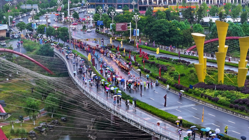 7月29日，百里杜鵑舉辦火把節豐富避暑游客旅居生活。
