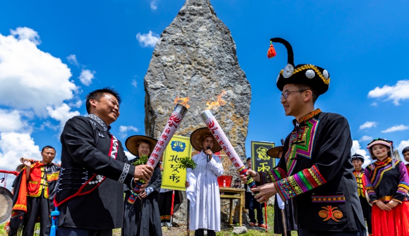 貴州省黔西市舉行2024年“好生活?在黔西”避暑旅游季火把節，組委會代表在百里杜鵑迎取“興旺之火”火種。范暉攝
