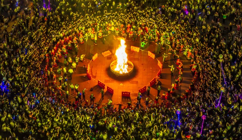 市民和游客在參加篝火狂歡（無人機照片）。范暉攝