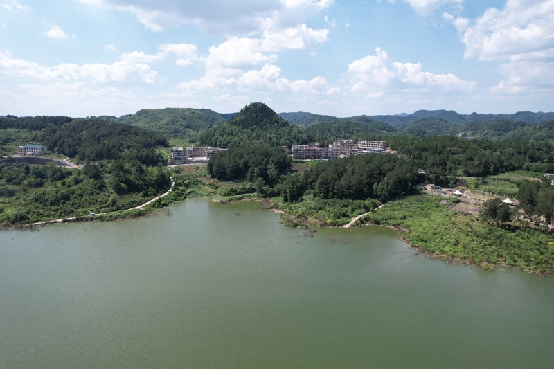 銅鼓山庫區移民安置點，坐落于修文縣首個中型水庫——桃源水庫旁 修文縣融媒體中心姜繼恒 攝