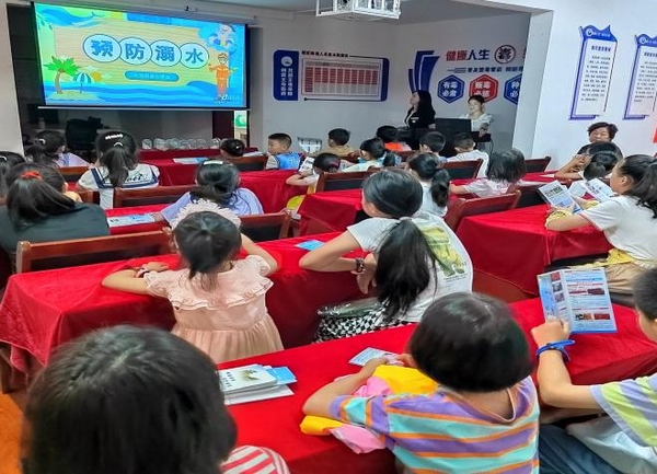 孩子們觀看防溺水宣傳片。