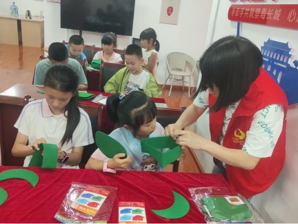 志愿者協助孩子們做手工。