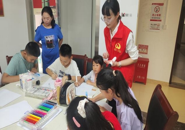 老師指導孩子們繪畫。