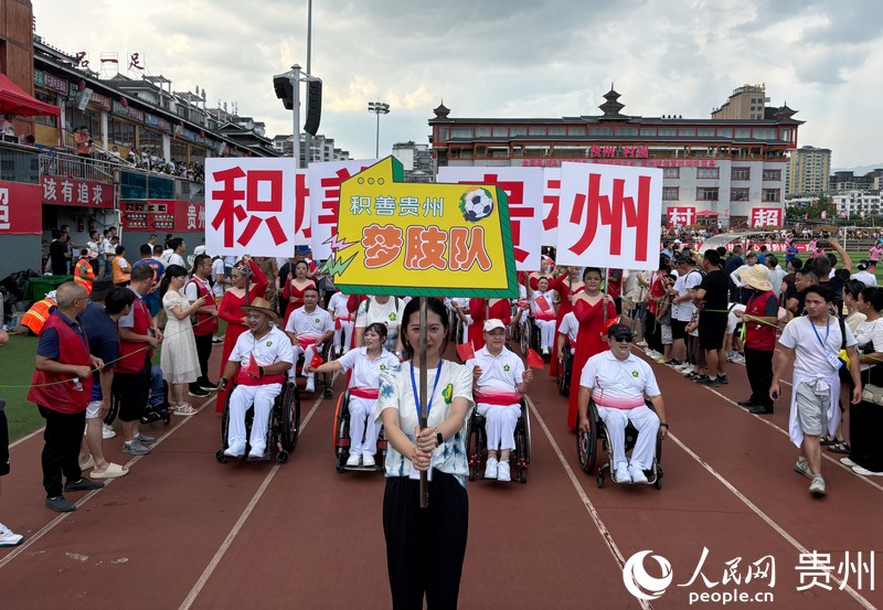 “夢肢隊”方陣亮相村超賽場。人民網記者 高華攝.jpg