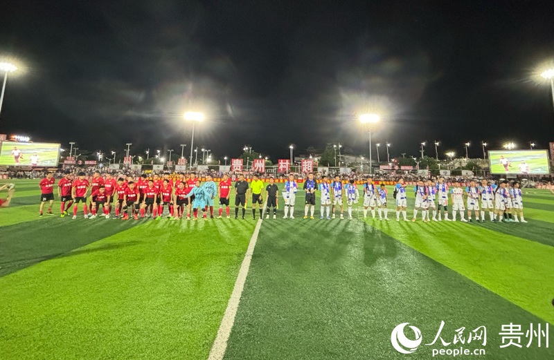 賽前雙方隊員合影。人民網記者 高華攝.jpg