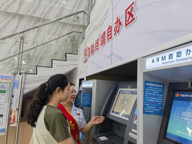 納稅人在自助辦稅服務區使用自助終端辦理業務。