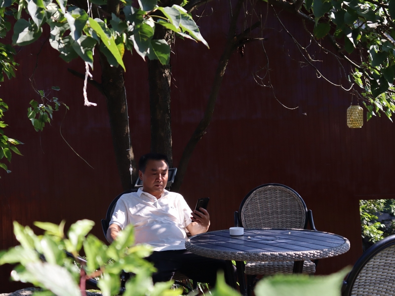 2、顧客在民宿乘涼