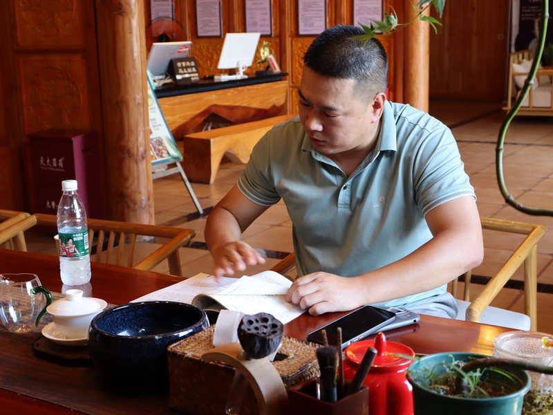 3、顧客在民宿喝茶