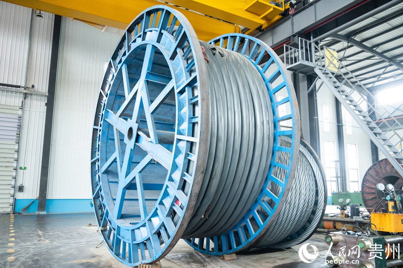 貴繩集團生產車間內，數以噸計的鋼繩開足馬力生產。人民網 陽茜攝