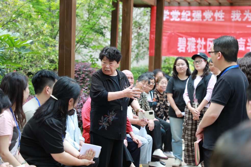  居民對小區建設提出建議。