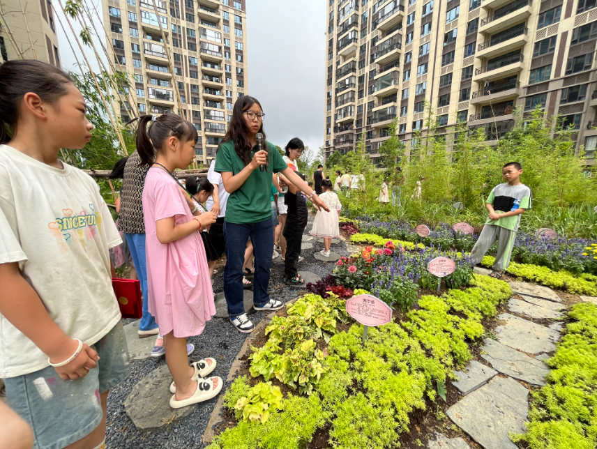 科普志愿者帶領居民參觀社區科普植物園。