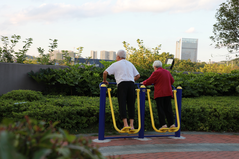  老人們在小區里鍛煉身體。
