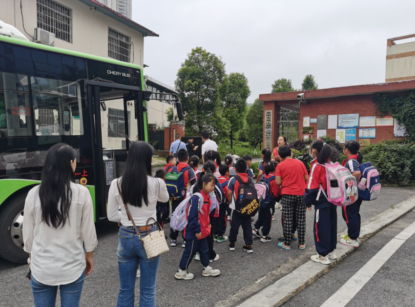  觀山湖區第八小學專線公交開通，有效解決了轄區30余名學生的上下學問題。