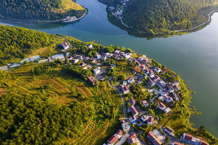 貴州省畢節市百里杜鵑管理區金坡苗族彝族滿族鄉附源村景美如畫（無人機照片）。