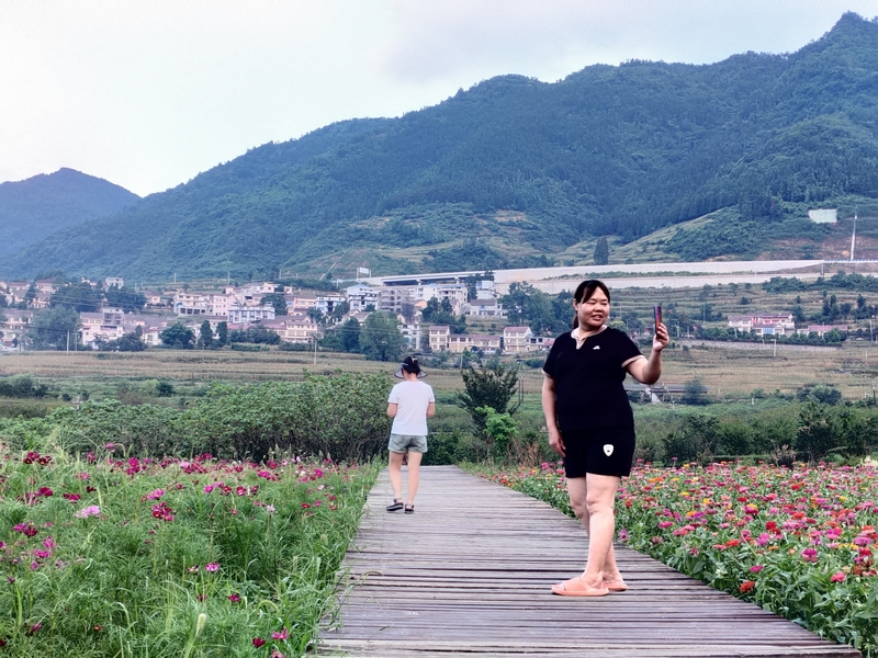 仁懷市八卦園景區游客游玩(余甚君 拍攝)