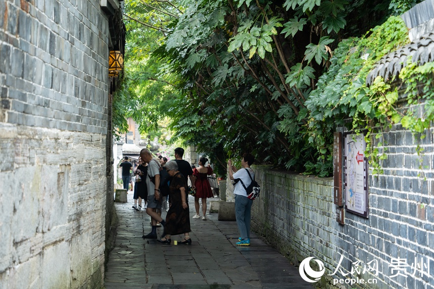 游客在青巖古鎮游覽。人民網 陽茜攝