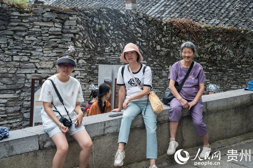 游客在青巖古鎮游覽。人民網 陽茜攝
